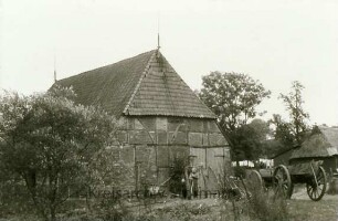 Bauernhof mit Fuhrwerk davor