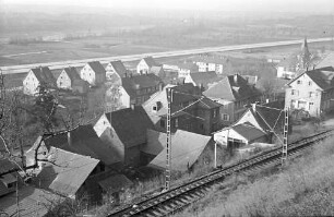 Kleinkems: Blick von der Höhe auf Ort und Autobahn