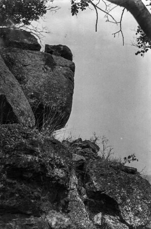 Konglomeratgestein : Ein abgerundeter Felsen aus Konglomeraten.