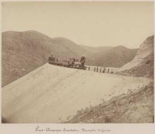 Puno-Arequipa-Eisenbahn auf einem Bahndamm