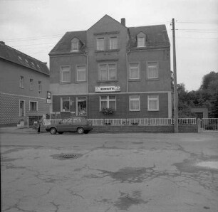 Chemnitz-Glösa-Draisdorf, Chemnitztalstraße 237. Wohnhaus mit Laden (bezeichnet 1898). Straßenansicht mit Einfriedung