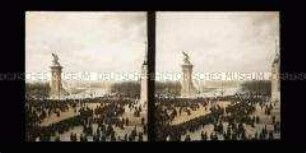 Menschenmenge an der Brücke Alexander III. zur Eröffnung der Weltausstellung Paris