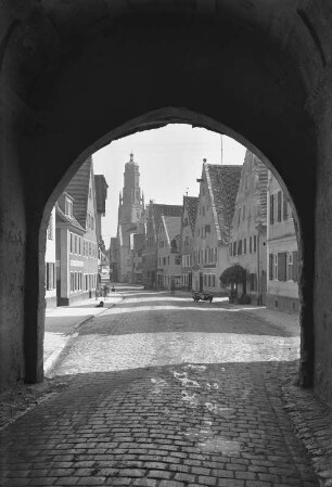 Nördlingen. Blick durch das Berger Tor : Nördlingen, Altstadt. Blick durch das Berger Tor die Bergerstraße entlang nach Nordosten zum Turm der evangelischen Pfarrkirche St. Georg (1427-1505)