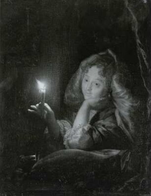 Eine Dame mit brennender Kerze