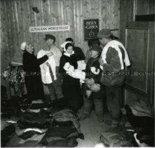Diakonissen verteilen von amerikanischen Kirchen gespendete Kleidung