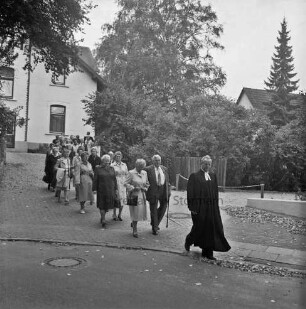 goldene Konfirmanden: Zug der goldenen Konfirmanden von Pastorat hinten links zur Kirche: vorweg Pastor Lothar Wolske