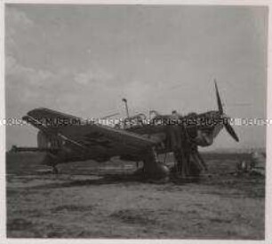 Wehrmachtssoldaten, Griechischer Feldflughafen, Junkers Ju 87 Stuka wird nach dem Feindflug überholt.