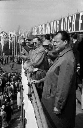 Berlin: Willy Brandt auf Tribüne (nahe)