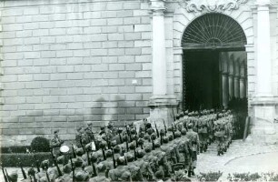 Marschformation von Rekruten zur Sonntagsmesse in der GarnisonsKirche von Toledo
