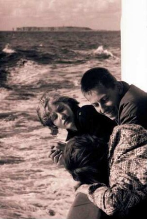 Helgoland: Junge Leute an der Reling, Hintergrund Helgoland