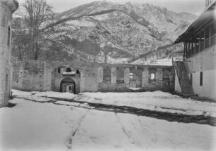 Gebäudeanlage : Bulgarien. Batschkowo-Kloster. Toreingang einer Gebäudeanlage im Innenhof