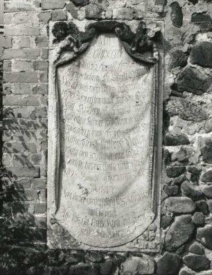 Grabplatte Hotter. Um 1680. Sandstein. Laußig-Authausen. Dorfkirche, Südseite