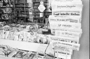 Basel: Zeitungskiosk mit schweizerischen und deutschen Zeitungen