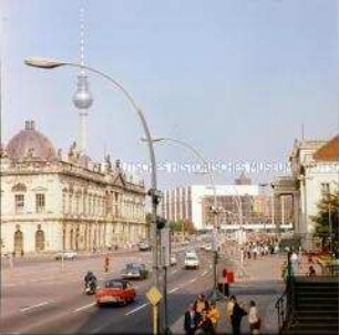 Unter den Linden mit Blick auf Zeughaus (Museum für Deutsche Geschichte) und Palast der Republik