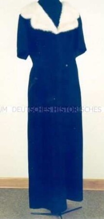 Abendkleid mit weißem Nerzkragen