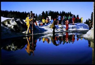 Oberried: Kinder am Eskimo Bau [Feldberg: Überschwemmte Straße und Skifahrer, 09.02.1975]