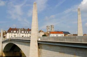 Frankreich. Bourgogne. Saone et Loire. Chalon sur Saone. Brücke der 4 Obelisken und Stadtpanorama