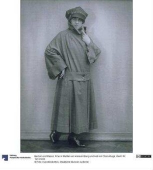 Frau in Mantel von Hansen Bang und Hut von Clara Kluge
