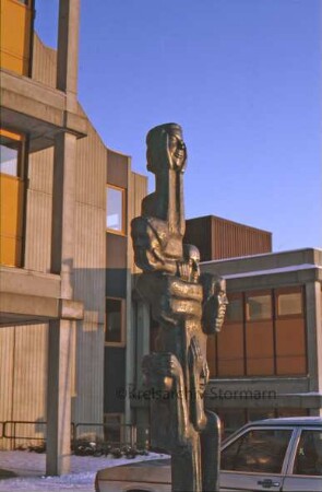 Schulzentrum: Skulptur von Siegfried Assmann: "Nicht sehen, hören, sprechen"