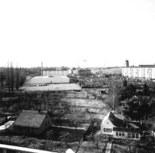 Dresden-Klotzsche. Blick nach Westen vom Turm der 82. Oberschule, Gertrud-Caspari-Straße