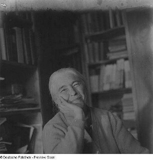 Porträt Anna Seghers (1900-1983; Schriftstellerin), wohl in ihrer Wohnung