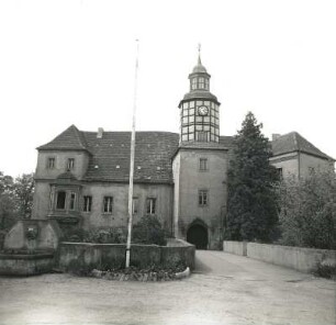 Drehna. Ehem. Wasserschloss (2. H. 16. Jh., nach 1697/18. Jh. Umbau). Ostflügel mit Torturm (Aufsatz E. 18. Jh.). und Zufahrt