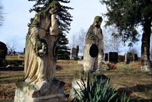 alte Grabsteine (Frauenfiguren) auf dem Friedhof