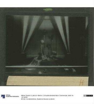 Schaufensterdekoration: Damenhüte