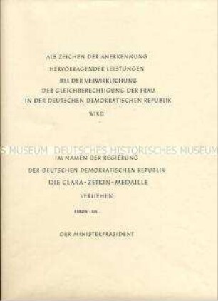Vordruck der Urkunde zur Clara Zetkin-Medaille (blanko)