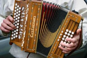 Frankreich. Bretagne. Cotes d Armor. Perros Guirec. Festival des Hortensias. Musik und Trachtenumzug. Akkordeon Spieler