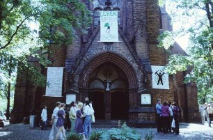 Berlin-Lichtenberg. Erlöserkirche (1892). Westportal mit Mitgliedern und Transparenten der Friedensbewegung