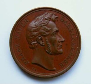 Gedenkmedaille Franz Xaver Gabelsberger : Sammlung Beinhorn. Gedenkmedaille Franz Xaver Gabelsberger. Bronze; Durchmesser 28 mm, Gewicht 11 g (J. A. Ries). Dresden: SLUB R c 0036