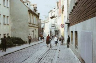 Stralsund, Knieperstraße. Blick von Süden (Alter Markt) nach Norden (Kniepertor) mit Gleisen der in den 1960er Jahren stillgelegten Straßenbahn