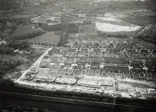 Siedlung, z. T. im Bau an einem Kanal im Raum Berlin. Luftbild-Schrägaufnahme