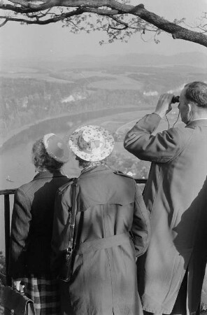 Reportage: Wandervögel und andere Vögel in der Sächsischen Schweiz. Aussichtspunkt auf der Bastei