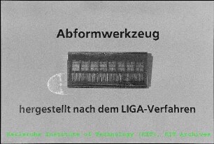 Nach dem Verfahren der Lithographien und Galvanischen Abformung (LIGA) hergestellter Formeinsatz des Instituts für Mikrostrukturtechnik (IMT)