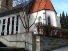 Ansicht von Südosten mit Kirche (Chor Gotisch 1478 - Langhaus Neubau 1974) in ehemaligem Kirchhof (als Begräbnisplatz im 19 Jh aufgegeben und Kirchhofmauer mit Wehrgang abgetragen)