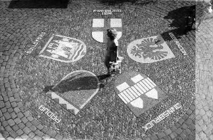 Freiburg i. Br.: Partnerschaftswappen vor dem Rathaus