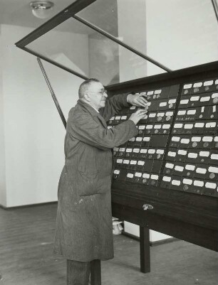 Seifhennersdorf. Fachschule. Sammlungsraum des Humboldt-Vereins. Oberlehrer Max Zeise an der Münzensammlung