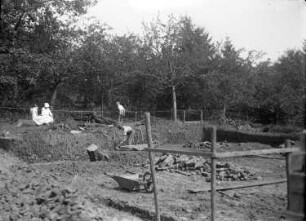 Wernigerode. Baustelle für das Wohnhaus der Familie Knochenhauer. Manuelles Ausheben der Baugrube