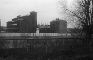 S-Bahn-Fahrt mit Mauer und Wachturm : S-Bahn-Fahrt mit Mauer und Wachturm, dahinter Umspannwerk Kopenhagener Strasse