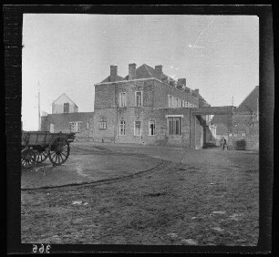 [Fresnes-les-Montauban (Dep. Pas-de-Calais, Frankreich):] "Schloss"