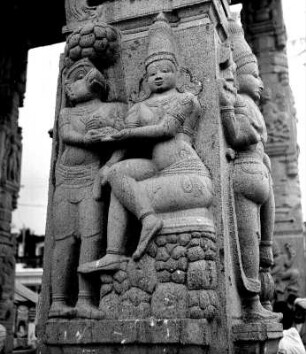 Tempelanlage, Säule mit Reliefdarstellung eines Hanuman mit einem Menschen : Kanchipuram (Indien). Tempelanlage, Säule mit Reliefdarstellung eines Hanuman mit einem Menschen