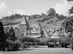 Rheinanlagen in Bacharach mit Blick auf die Stadtmauer mit Kranenturm und im Hintergrund Burg Stahleck