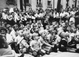Coswig. Kreispflegeheim Wettinstift (1913, 1919-um 1935; E. Pönisch). Zuschauende Kinder während einer Vorführung