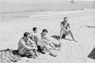 Reisefotos Mittelmeer. Gruppe junger Männer am Strand