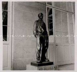 München, Bildhauer Fritz Koelle, Figur "Der Bergmann vor der Einfahrt"