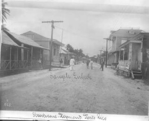 Straßenszene in Raymond bei San Juan : Weltreisen. Straßenszene in Raymond bei San Juan