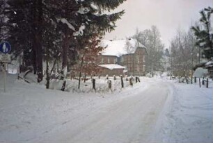 Am Mühlenteich 3: ehemalige Wassermühle: rückwärtige Ansicht: rechts Wohngebäude, Giebelseite und Rückseite: links Mühlengebäude mit Anbau: im Vordergrund rechts Einmündung von Katerstieg: Schnee