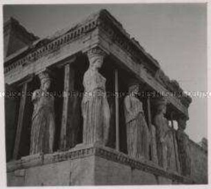 Wehrmachtssoldaten, Athen, Akropolis, Die Karyatiden-Säulen vor dem Erechtheion-Tempel werden von sechs zweieinhalb Meter hohen Marmorjungfrauen getragen.